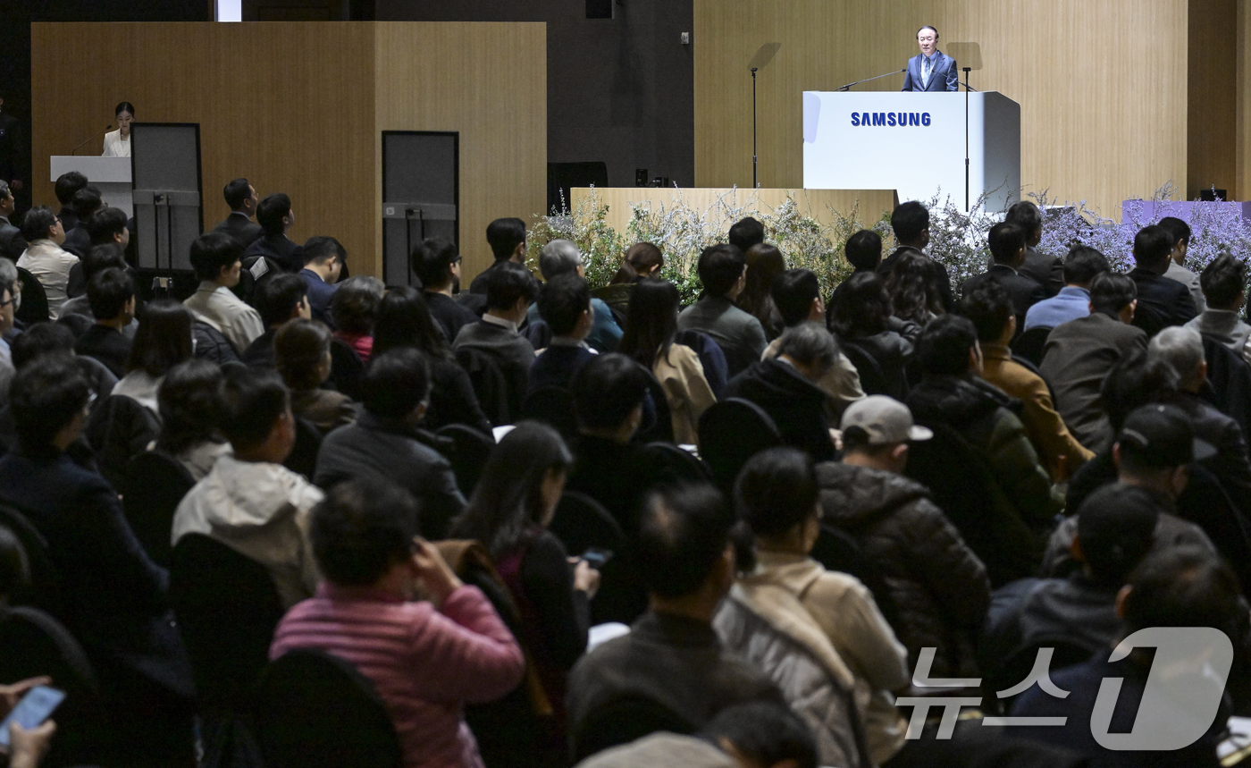 (수원=뉴스1) 김영운 기자 = 의장을 맡은 전영현 삼성전자 대표이사 부회장 겸 DS부문장이 18일 오전 경기 수원시 수원컨벤션센터에서 열린 제57기 정기 주주총회에서 인사말을 하 …