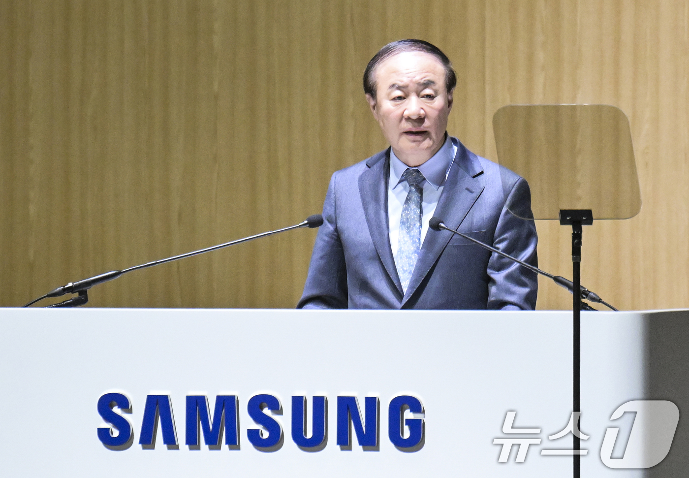 (수원=뉴스1) 김영운 기자 = 의장을 맡은 전영현 삼성전자 대표이사 부회장 겸 DS부문장이 18일 오전 경기 수원시 수원컨벤션센터에서 열린 제57기 정기 주주총회에서 인사말을 하 …
