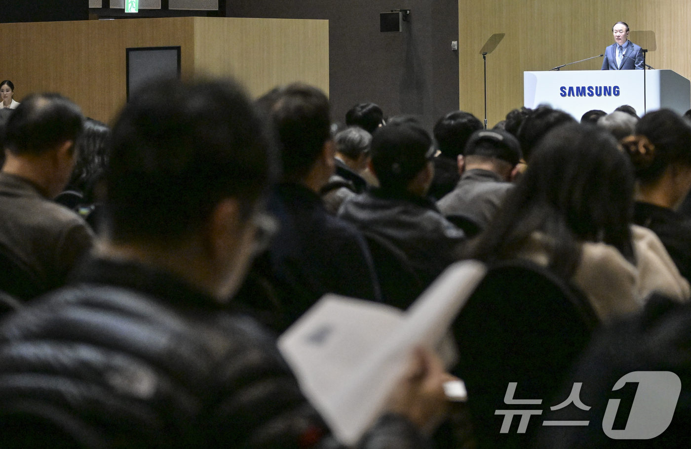 (수원=뉴스1) 김영운 기자 = 의장을 맡은 전영현 삼성전자 대표이사 부회장 겸 DS부문장이 18일 오전 경기 수원시 수원컨벤션센터에서 열린 제57기 정기 주주총회에서 인사말을 하 …