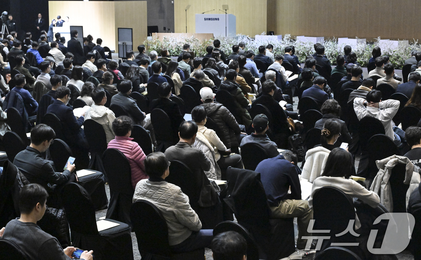 (수원=뉴스1) 김영운 기자 = 18일 경기 수원시 영통구 수원컨벤션센터에서 열린 '제57기 삼성전자 정기주주총회'에서 주주들이 주주총회를 참여하고 있다. (공동취재) 2026.3 …
