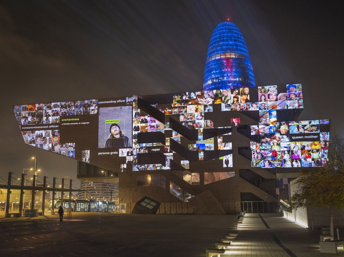 본문 이미지 - 트레버 페글렌 작가의 관객 참여형 프로젝트 '이미지넷의 얼굴들'.(LG 제공)/뉴스1