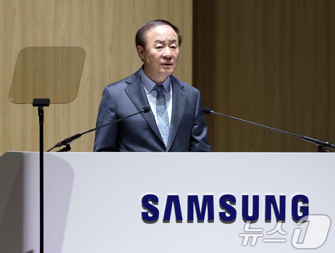 (수원=뉴스1) 김영운 기자 = 의장을 맡은 전영현 삼성전자 대표이사 부회장 겸 DS부문장이 18일 오전 경기 수원시 수원컨벤션센터에서 열린 제57기 정기 주주총회에서 인사말을 하 …