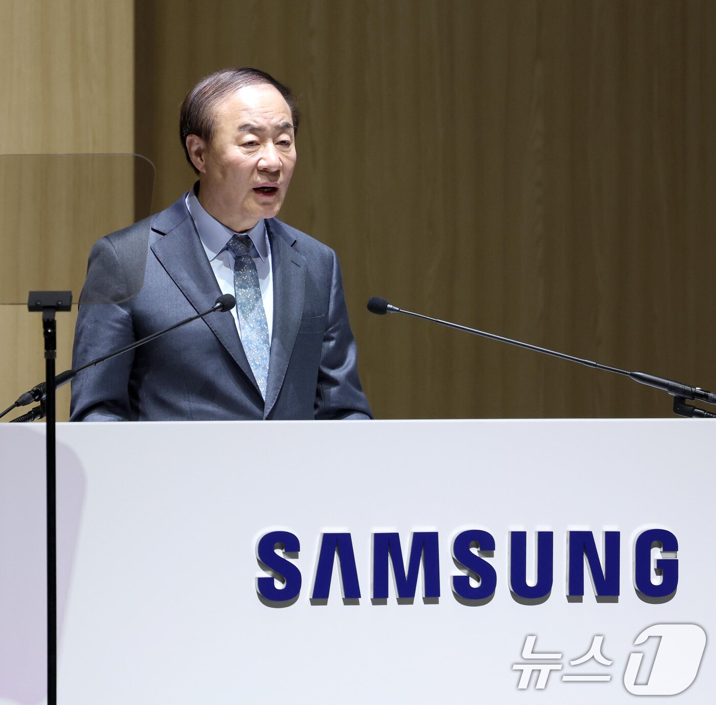 본문 이미지 - 의장을 맡은 전영현 삼성전자 대표이사 부회장 겸 DS부문장이 18일 오전 경기 수원시 수원컨벤션센터에서 열린 제57기 정기 주주총회에서 인사말을 하고 있다. (공동취재) 2026.3.18 ⓒ 뉴스1 김영운 기자