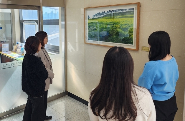 진천군립도서관, 목판화의 거장 김준권 작품 '보리밭' 전시