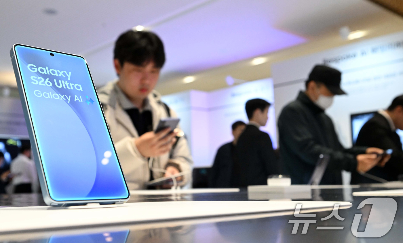 (수원=뉴스1) 김영운 기자 = 18일 경기 수원시 영통구 수원컨벤션센터에서 열린 '제57기 삼성전자 정기주주총회'에서 주주들이 갤럭시S26 시리즈를 보고 있다. (공동취재) 20 …