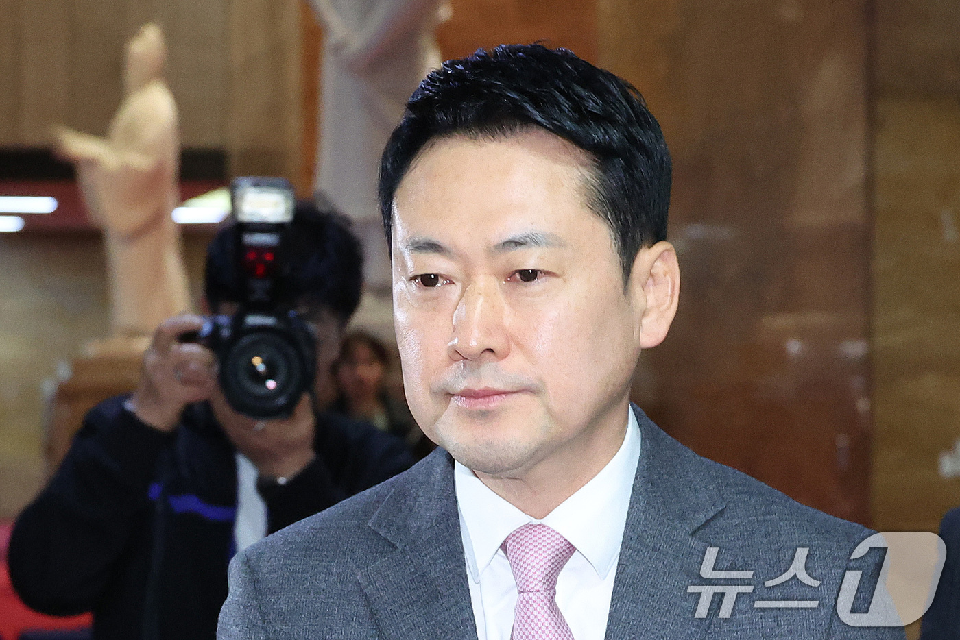 (서울=뉴스1) 신웅수 기자 = 장동혁 국민의힘 대표가 18일 서울 여의도 국회로 출근하고 있다. 2026.3.18/뉴스1