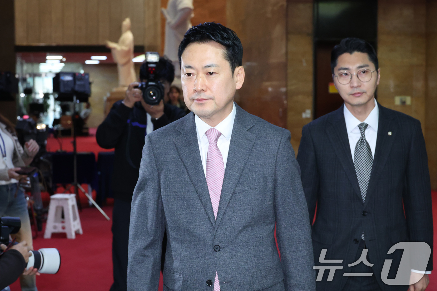 (서울=뉴스1) 신웅수 기자 = 장동혁 국민의힘 대표가 18일 서울 여의도 국회로 출근하고 있다. 2026.3.18/뉴스1