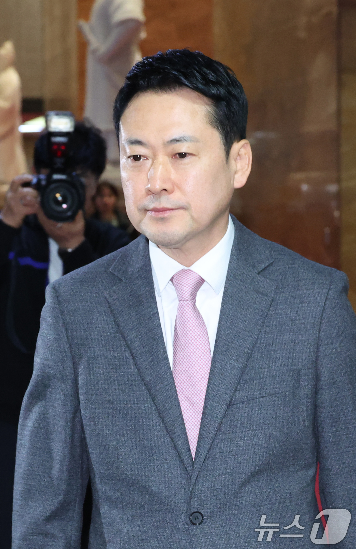 (서울=뉴스1) 신웅수 기자 = 장동혁 국민의힘 대표가 18일 서울 여의도 국회로 출근하고 있다. 2026.3.18/뉴스1