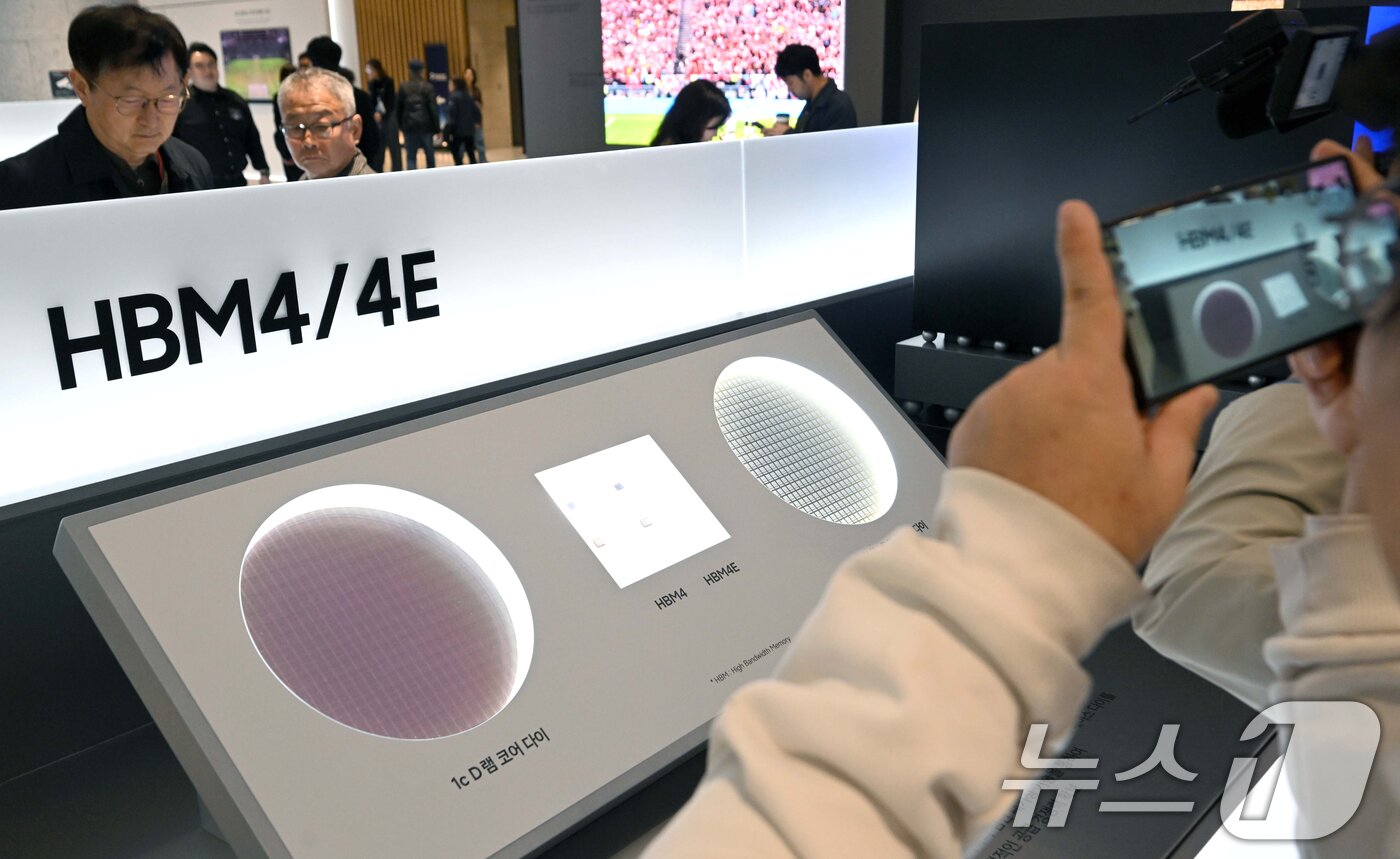 본문 이미지 - 18일 경기 수원시 영통구 수원컨벤션센터에서 열린 '제57기 삼성전자 정기주주총회'에서 주주들이 HBM4, HBM4E 메모리를 보고 있다. (공동취재) 2026.3.18 ⓒ 뉴스1 김영운 기자