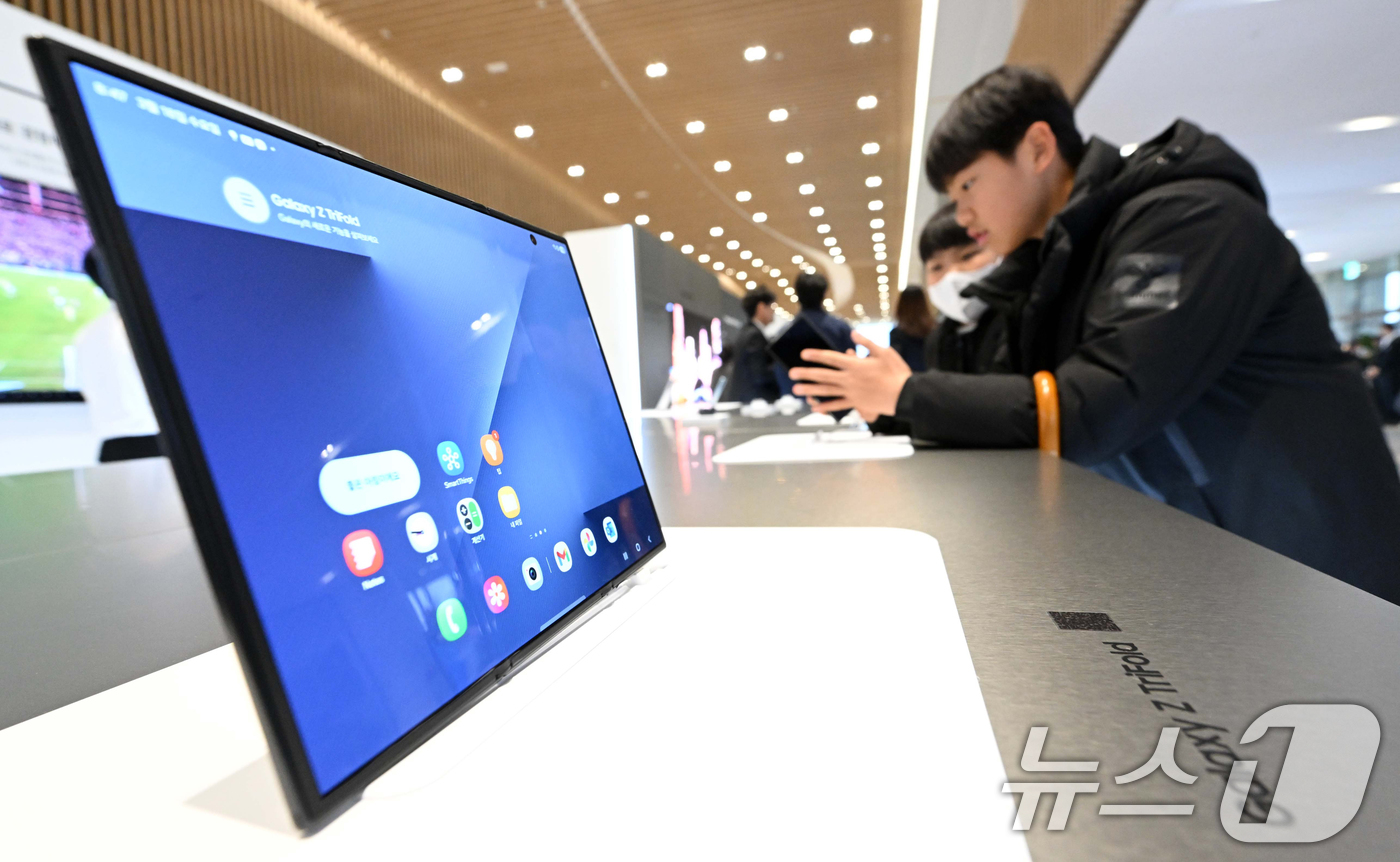 (수원=뉴스1) 김영운 기자 = 18일 경기 수원시 영통구 수원컨벤션센터에서 열린 '제57기 삼성전자 정기주주총회'에서 주주들이 갤럭시 Z 트라이폴드를 보고 있다. (공동취재) 2 …