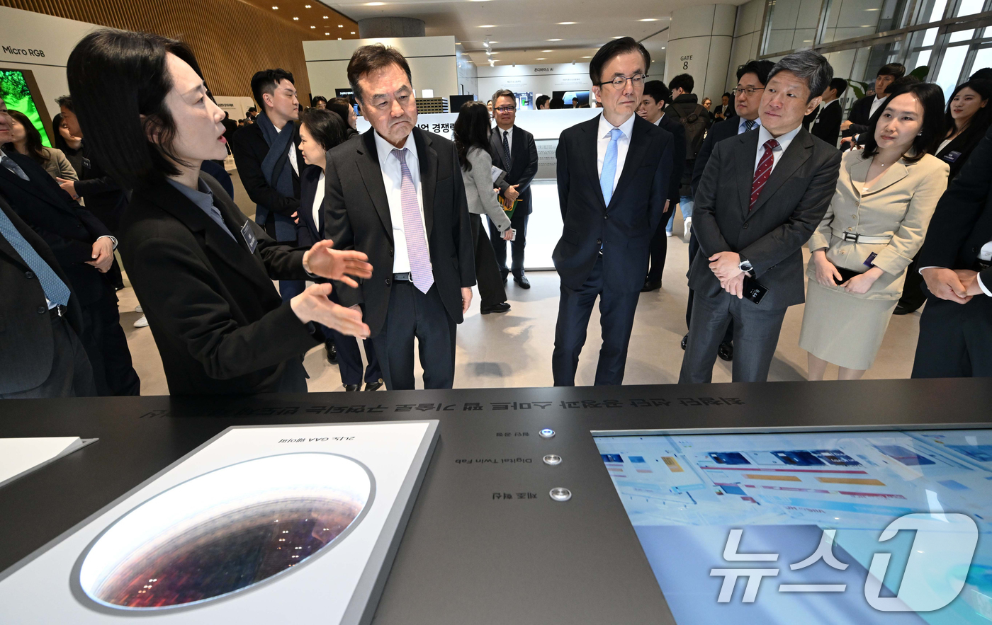 (수원=뉴스1) 김영운 기자 = 18일 경기 수원시 영통구 수원컨벤션센터에서 열린 '제57기 삼성전자 정기주주총회'에서 신제윤 삼성전자 이사회 의장을 비롯한 관계자들이 반도체 제조 …