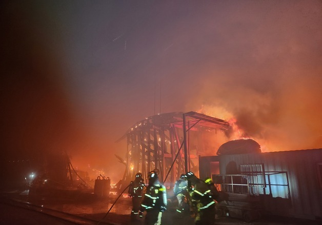 목포 조선소 화재로 컨테이너 2채 소실…재산피해 1억