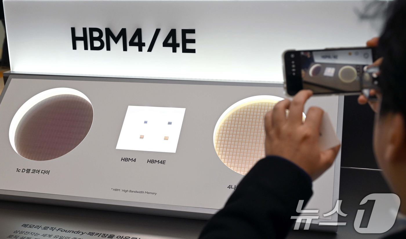 (수원=뉴스1) 김영운 기자 = 18일 경기 수원시 영통구 수원컨벤션센터에서 열린 '제57기 삼성전자 정기주주총회'에서 주주들이 HBM4, HBM4E 메모리를 보고 있다. (공동취 …