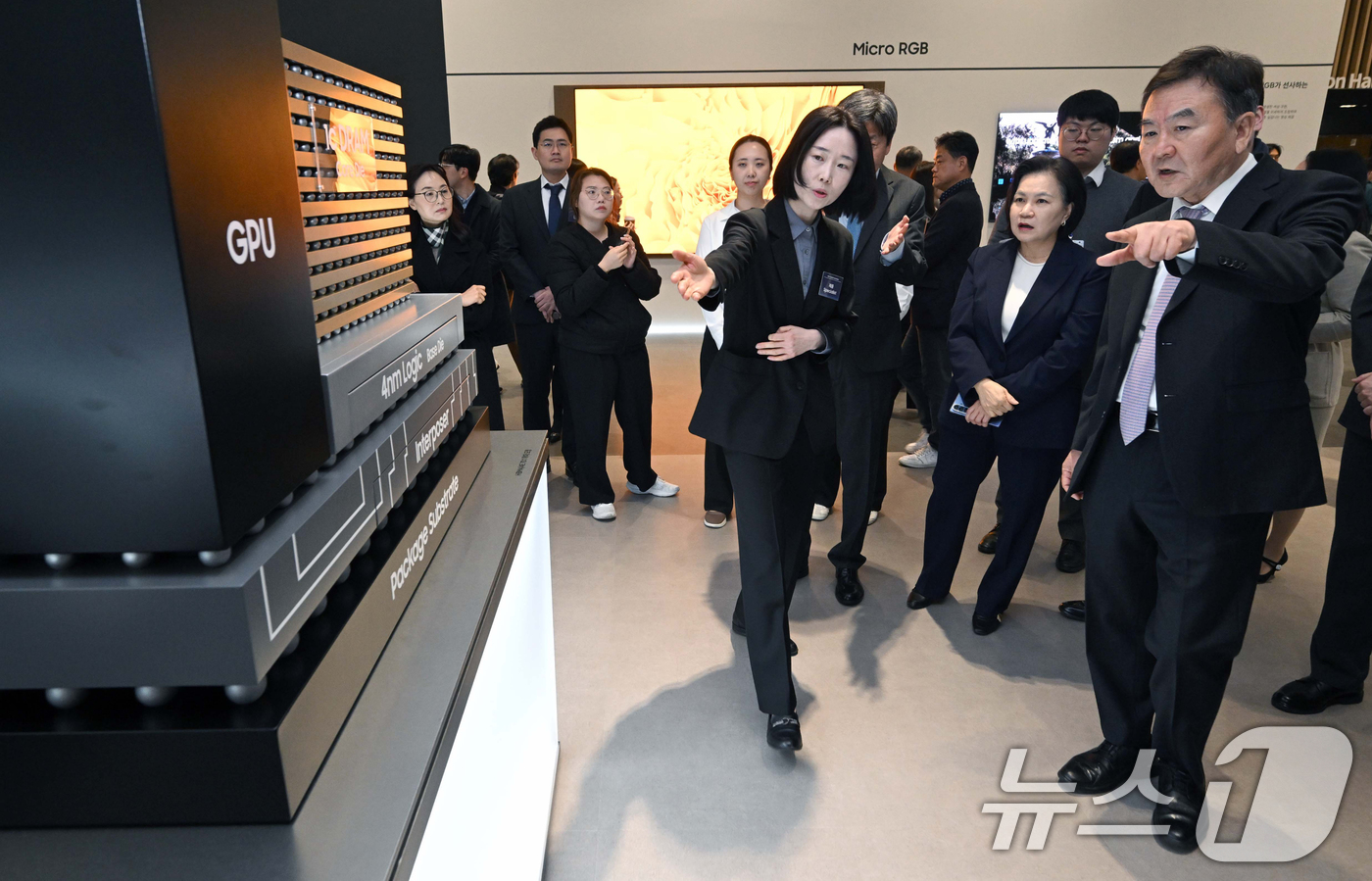 (수원=뉴스1) 김영운 기자 = 18일 경기 수원시 영통구 수원컨벤션센터에서 열린 '제57기 삼성전자 정기주주총회'에서 신제윤 삼성전자 이사회 의장을 비롯한 관계자들이 HBM4/4 …