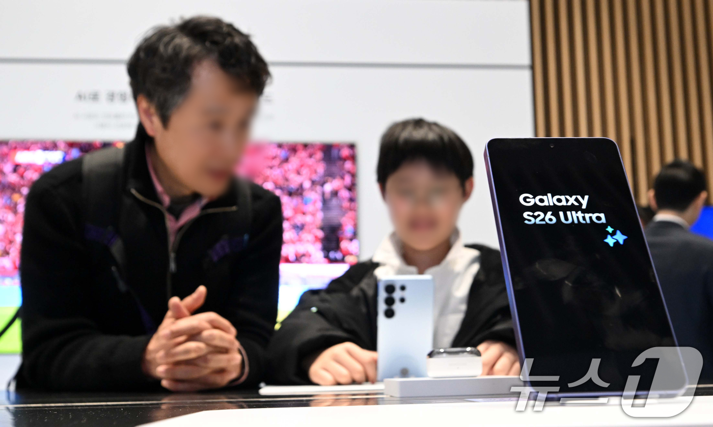 (수원=뉴스1) 김영운 기자 = 18일 경기 수원시 영통구 수원컨벤션센터에서 열린 '제57기 삼성전자 정기주주총회'에서 주주들이 갤럭시S26 시리즈를 보고 있다. (공동취재) 20 …