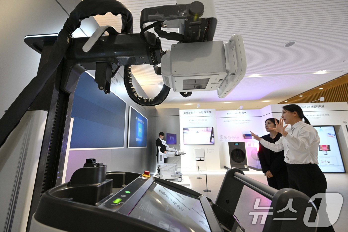 (수원=뉴스1) 김영운 기자 = 18일 경기 수원시 영통구 수원컨벤션센터에서 열린 '제57기 삼성전자 정기주주총회'에서 주주들이 인공지능(AI) 탑재 엑스레이 의료기기를 보고 있다 …