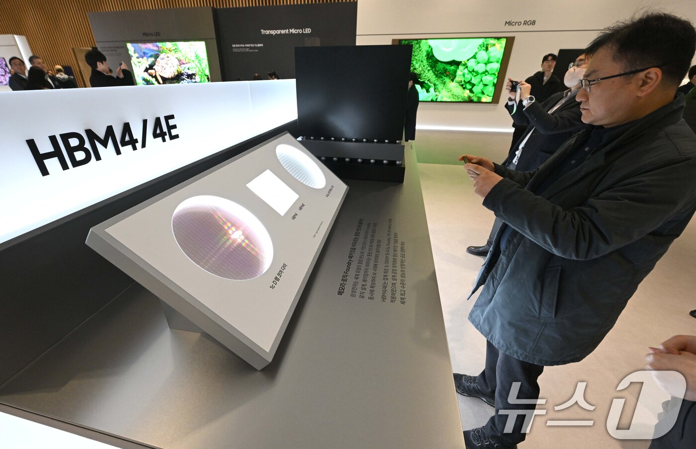 본문 이미지 - 18일 경기 수원시 영통구 수원컨벤션센터에서 열린 '제57기 삼성전자 정기주주총회'에 HBM4, HBM4E 메모리가 전시돼 있다. (공동취재) 2026.3.18 ⓒ 뉴스1 김영운 기자