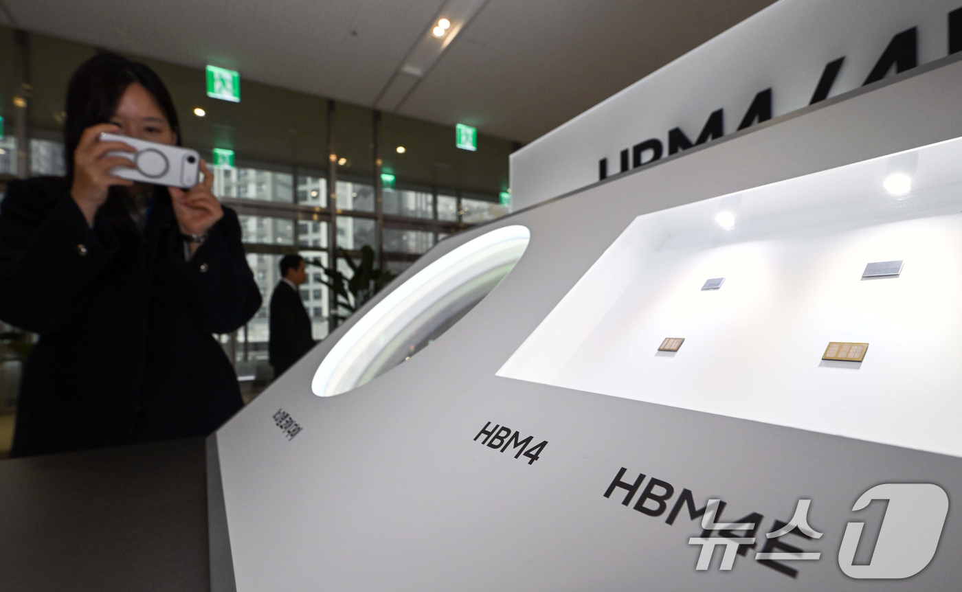 (수원=뉴스1) 김영운 기자 = 18일 경기 수원시 영통구 수원컨벤션센터에서 열린 '제57기 삼성전자 정기주주총회'에 HBM4, HBM4E 메모리가 전시돼 있다. (공동취재) 20 …