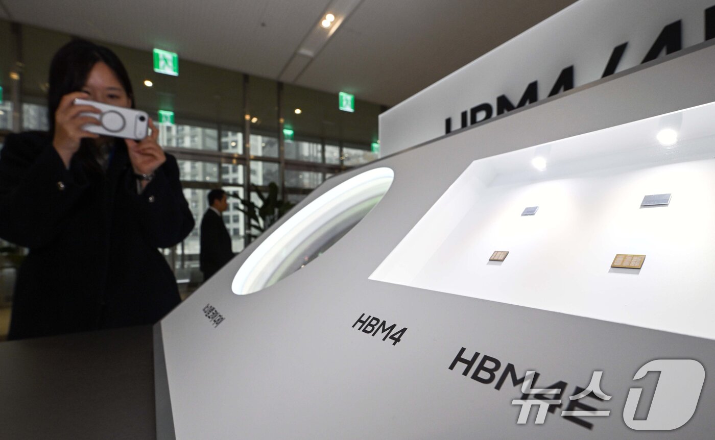 본문 이미지 - 18일 경기 수원시 영통구 수원컨벤션센터에서 열린 '제57기 삼성전자 정기주주총회'에 HBM4, HBM4E 메모리가 전시돼 있다. (공동취재) 2026.3.18 ⓒ 뉴스1 김영운 기자