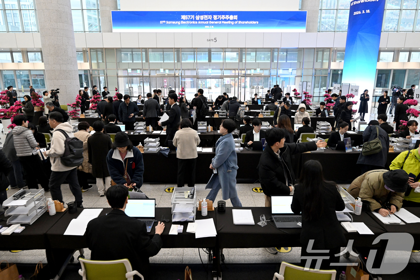 (수원=뉴스1) 김영운 기자 = 18일 오전 경기 수원시 영통구 수원컨벤션센터에서 열린 제57기 삼성전자 정기 주주총회에서 주총장에 입장하기 위해 주주확인을 하고 있다. (공동취재 …