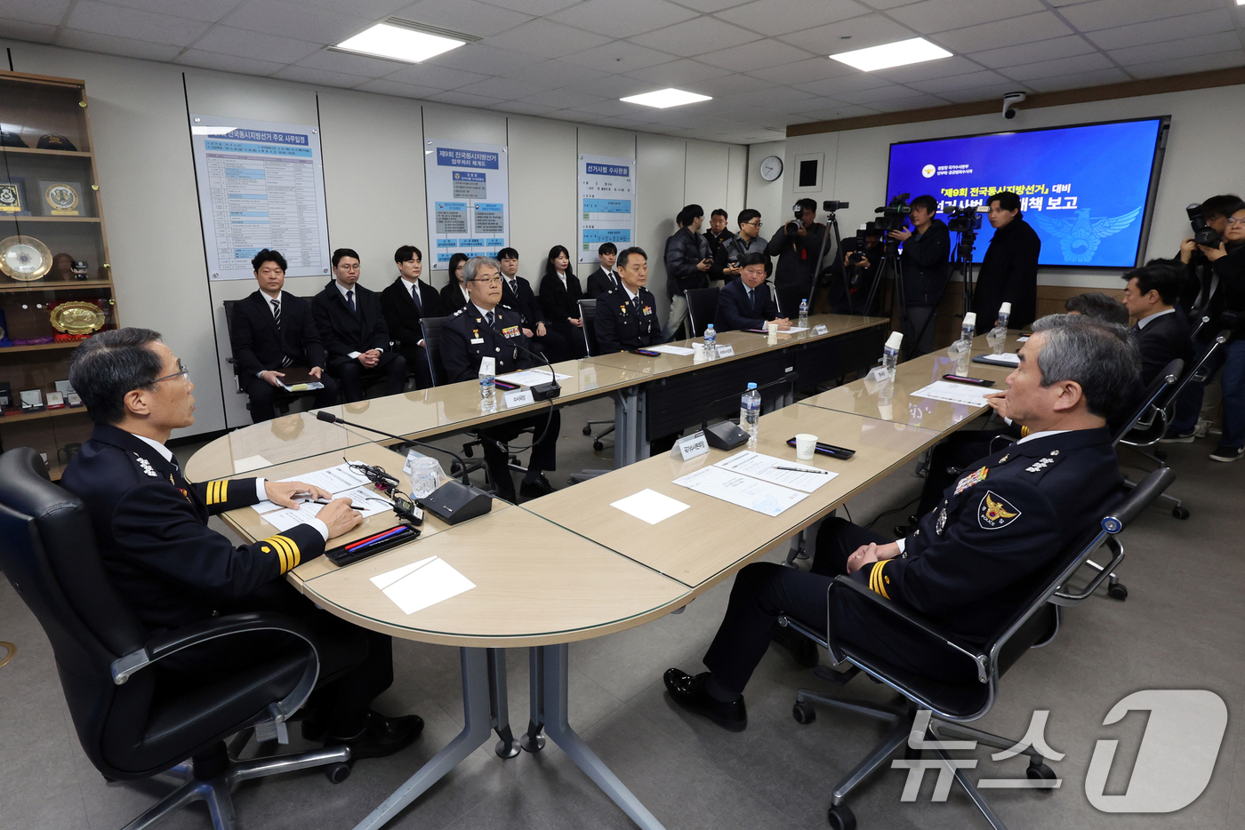 (서울=뉴스1) 황기선 기자 = 유재성 경찰청장 직무대행이 18일 오전 서울 서대문구 경찰청에서 열린 제9회 전국동시지방선거 선거사범 수사상황실 현판식을 마치고 모두발언을 하고 있 …