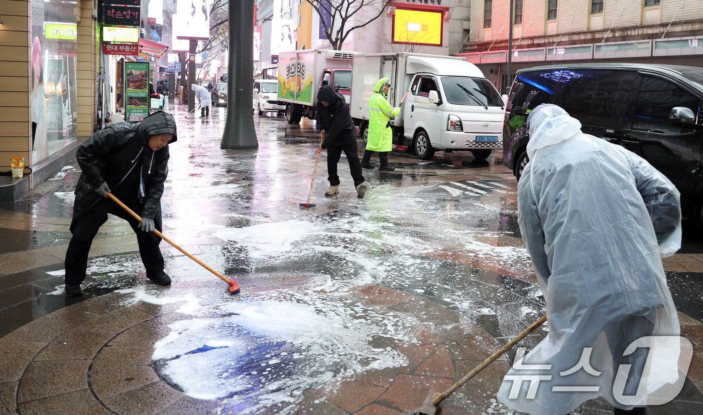 (서울=뉴스1) 김명섭 기자 = 18일 서울 중구 명동에서 중구청 직원 및 상인들이 오는 21일 열리는 BTS공연 및 봄철 관광객 맞이 물청소를 하고 있다.  2026.3.18/뉴 …
