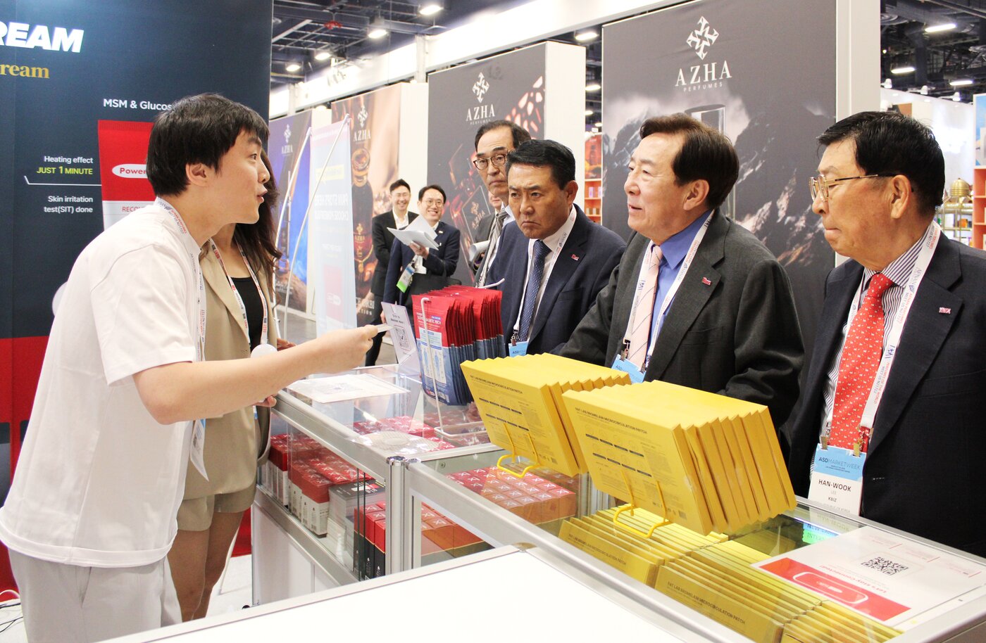 본문 이미지 - 김기문 중기중앙회장(오른쪽 두 번째)가 라스베이거스 소비재 전시회를 둘러보고 있다. (중기중앙회 제공)