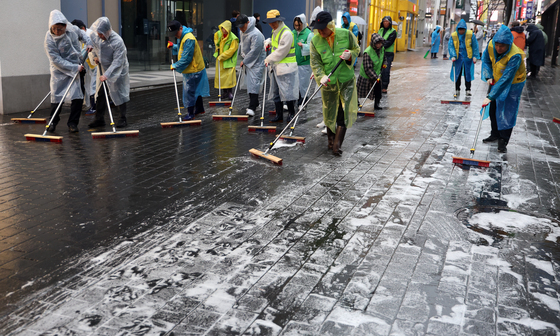 명동, BTS 공연 앞두고 깨끗한 거리 준비