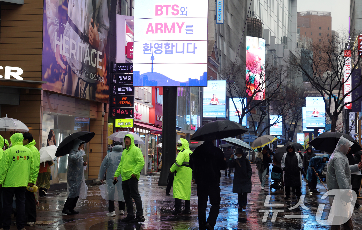 (서울=뉴스1) 김명섭 기자 = 18일 서울 중구 명동에서 중구청 직원 및 상인들이 오는 21일 열리는 BTS공연 및 봄철 관광객 맞이 물청소를 하고 있다.  2026.3.18/뉴 …