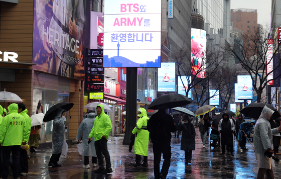 BTS 공연 앞두고 명동 거리 대청소