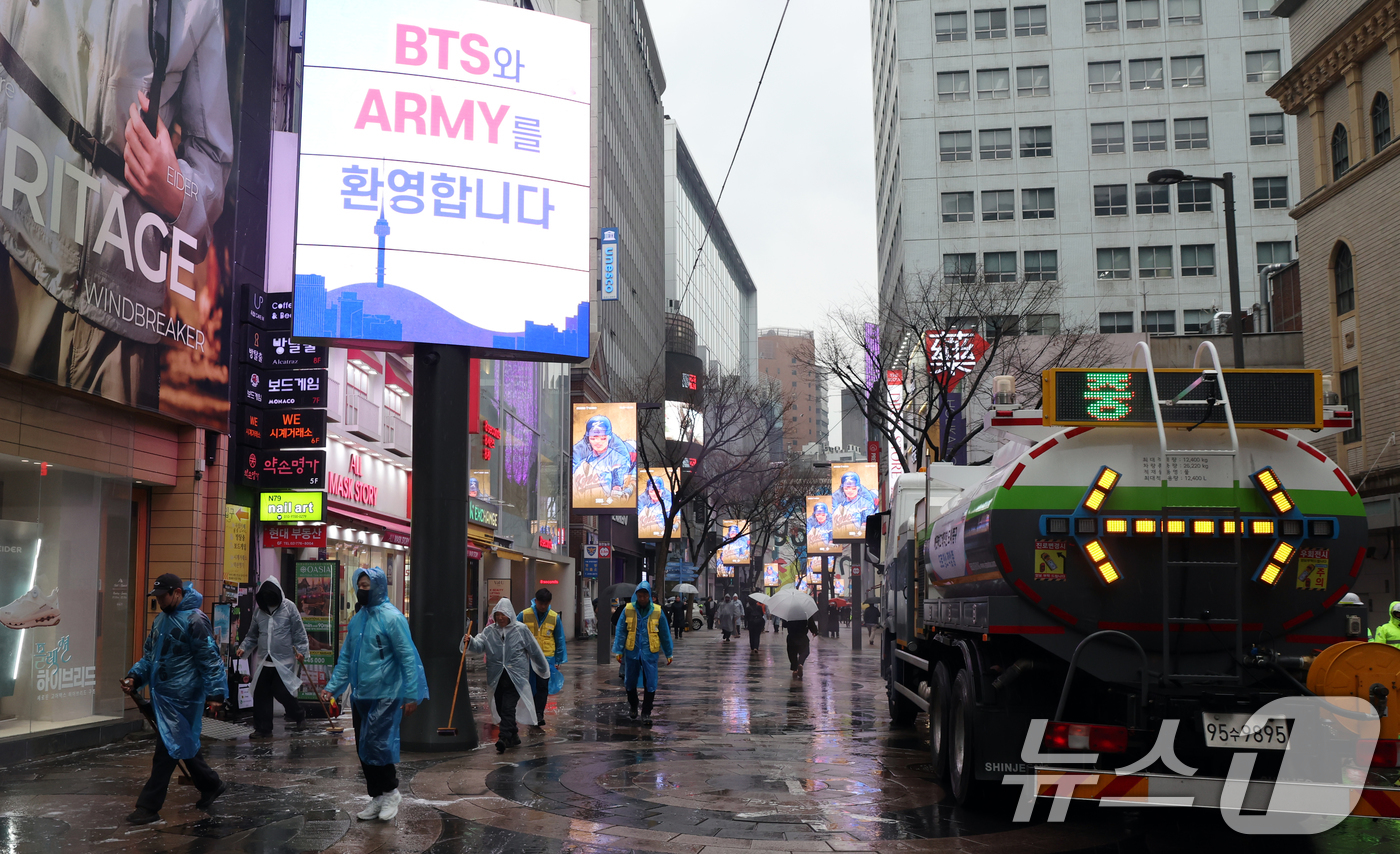 (서울=뉴스1) 김명섭 기자 = 18일 서울 중구 명동에서 중구청 직원 및 상인들이 오는 21일 열리는 BTS공연 및 봄철 관광객 맞이 물청소를 하고 있다.  2026.3.18/뉴 …