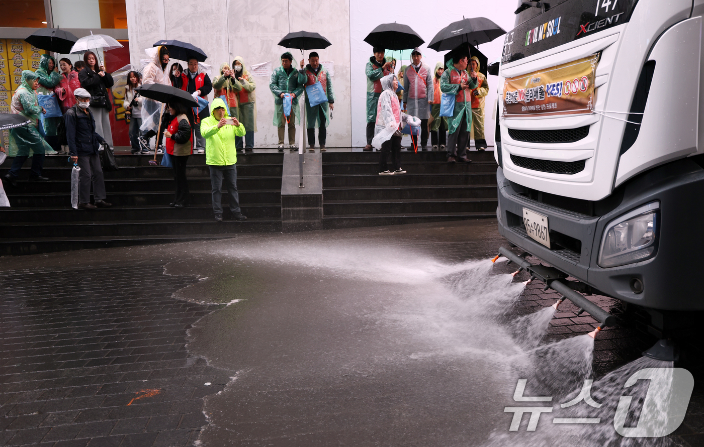 (서울=뉴스1) 김명섭 기자 = 18일 서울 중구 명동에서 중구청 직원 및 상인들이 오는 21일 열리는 BTS공연 및 봄철 관광객 맞이 물청소를 하고 있다.  2026.3.18/뉴 …