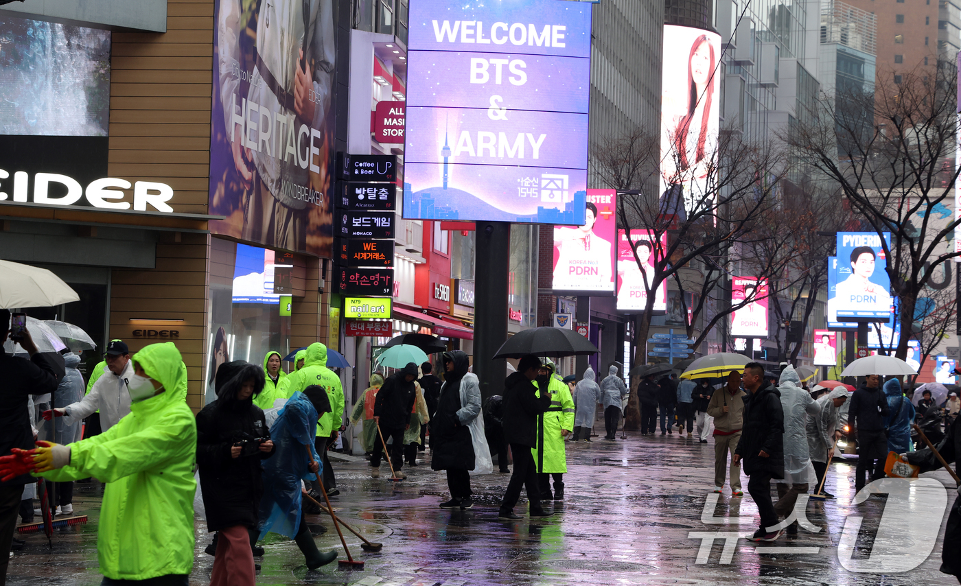 (서울=뉴스1) 김명섭 기자 = 18일 서울 중구 명동에서 중구청 직원 및 상인들이 오는 21일 열리는 BTS공연 및 봄철 관광객 맞이 물청소를 하고 있다.  2026.3.18/뉴 …