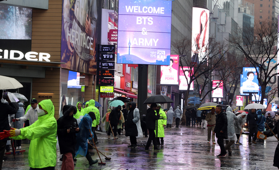 서울 중구청·상인, 명동 물청소로 손님맞이