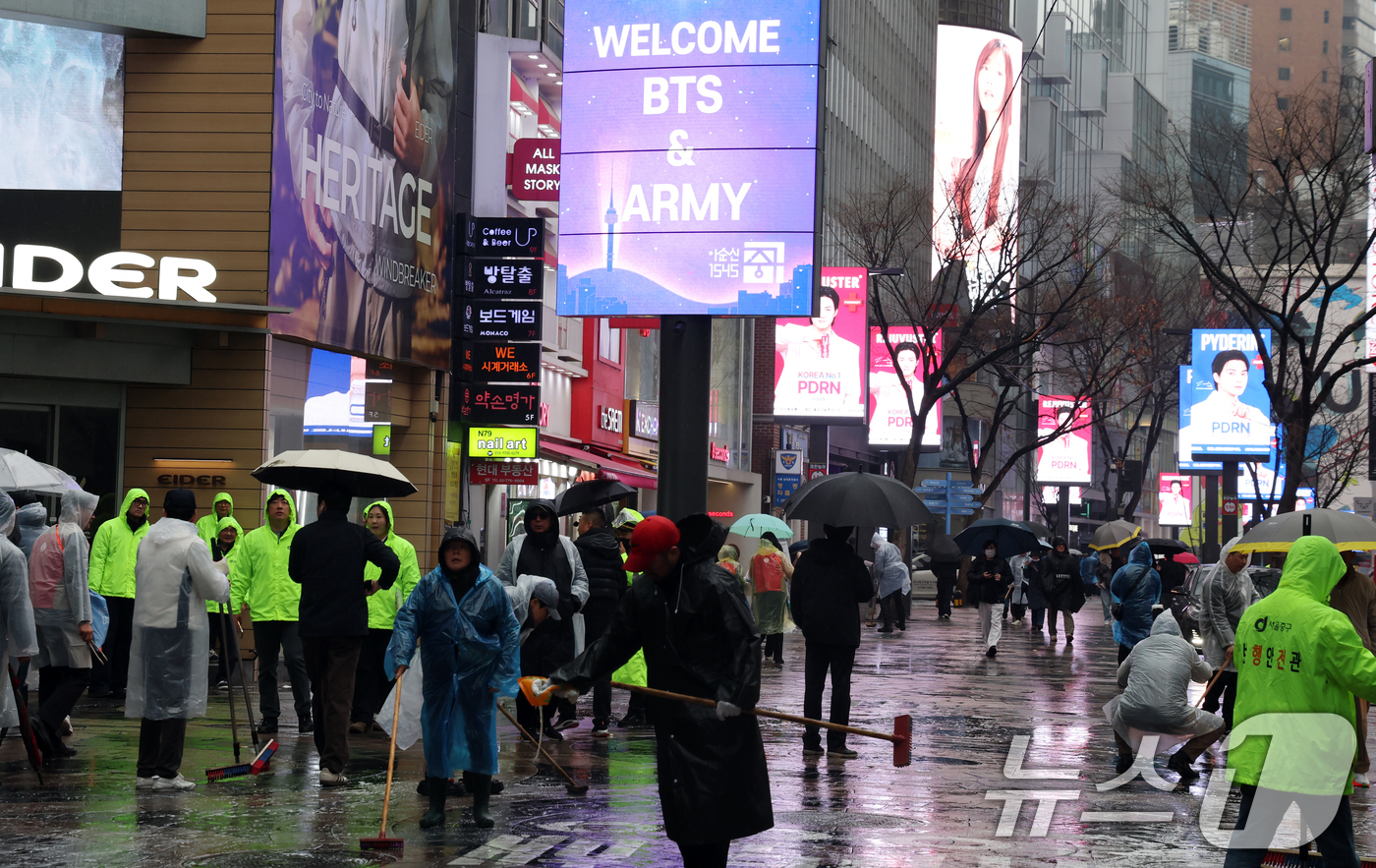 (서울=뉴스1) 김명섭 기자 = 18일 서울 중구 명동에서 중구청 직원 및 상인들이 오는 21일 열리는 BTS공연 및 봄철 관광객 맞이 물청소를 하고 있다.  2026.3.18/뉴 …