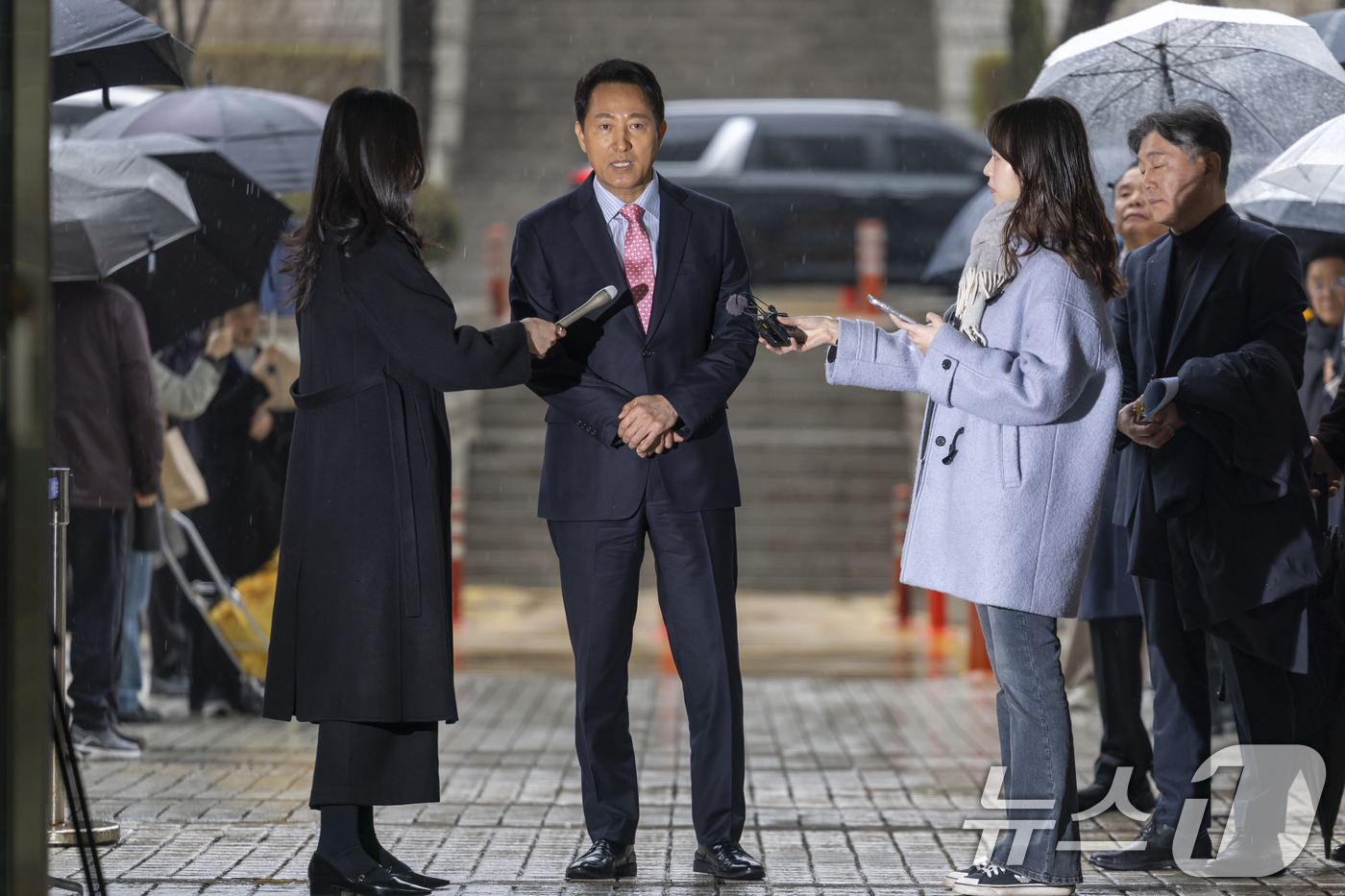 (서울=뉴스1) 김민지 기자 = 정치자금법 위반 혐의로 기소된 오세훈 서울시장이 18일 오전 서울시 서초구 서울중앙지방법원에서 열린 정치자금법위반 2차 공판에 출석하며 취재진 질의 …