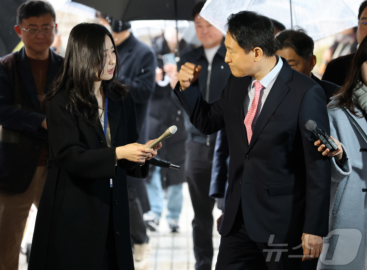 (서울=뉴스1) 김민지 기자 = 정치자금법 위반 혐의로 기소된 오세훈 서울시장이 18일 오전 서울시 서초구 서울중앙지방법원에서 열린 정치자금법위반 2차 공판에 출석하고 있다. (공 …