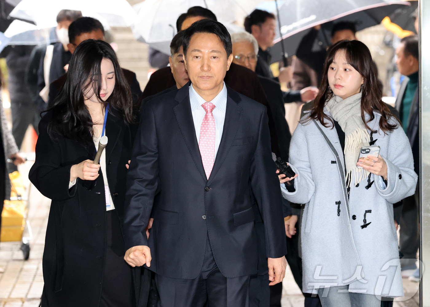 (서울=뉴스1) 김민지 기자 = 정치자금법 위반 혐의로 기소된 오세훈 서울시장이 18일 오전 서울시 서초구 서울중앙지방법원에서 열린 정치자금법위반 2차 공판에 출석하고 있다. (공 …