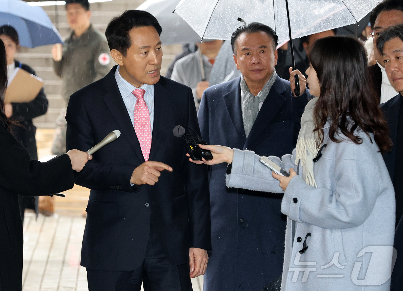 (서울=뉴스1) 김민지 기자 = 정치자금법 위반 혐의로 기소된 오세훈 서울시장이 18일 오전 서울시 서초구 서울중앙지방법원에서 열린 정치자금법위반 2차 공판에 출석하고 있다. (공 …