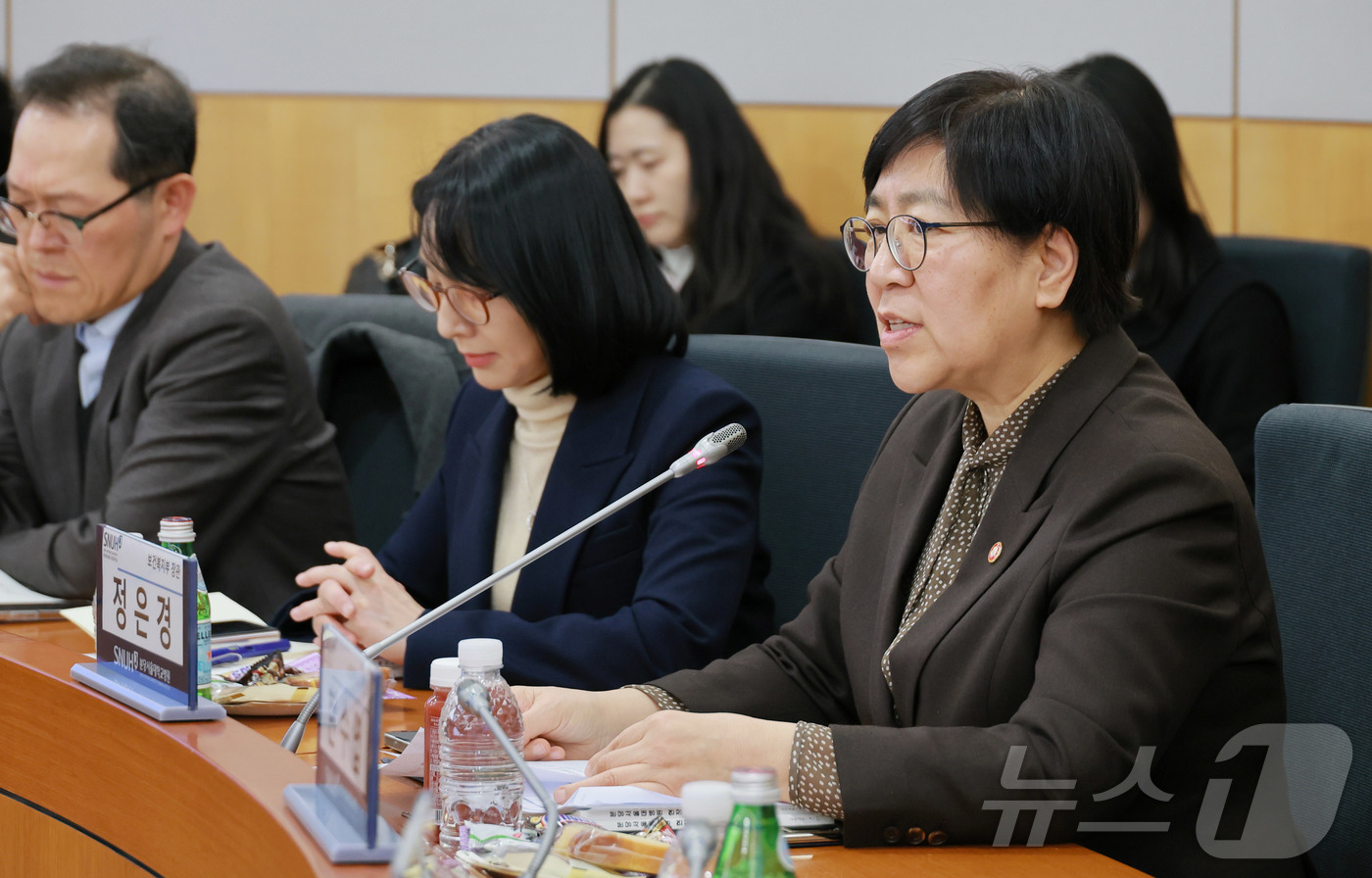 (서울=뉴스1) = 정은경 보건복지부 장관이 지난 17일 오후 분당서울대학교병원 대회의실에서 열린 공공의료 AX 구현을 위한 정책간담회에서 발언을 하고 있다. (보건복지부 제공. …