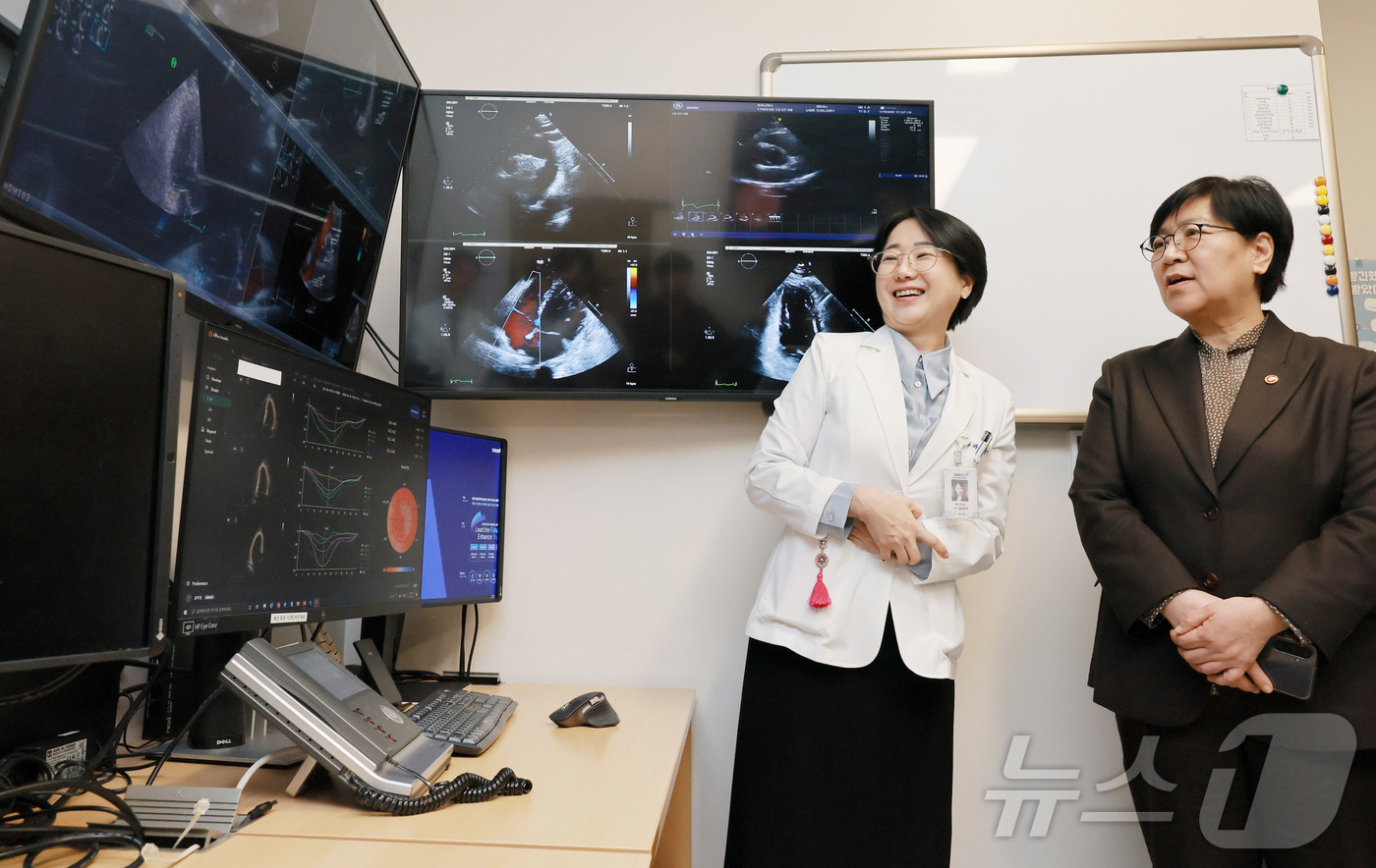 (서울=뉴스1) = 정은경 보건복지부 장관이 지난 17일 오후 분당서울대학교병원에서 공공의료 AX 사례 시연을 참관하고 있다. (보건복지부 제공. 재판매 및 DB 금지) 2026. …