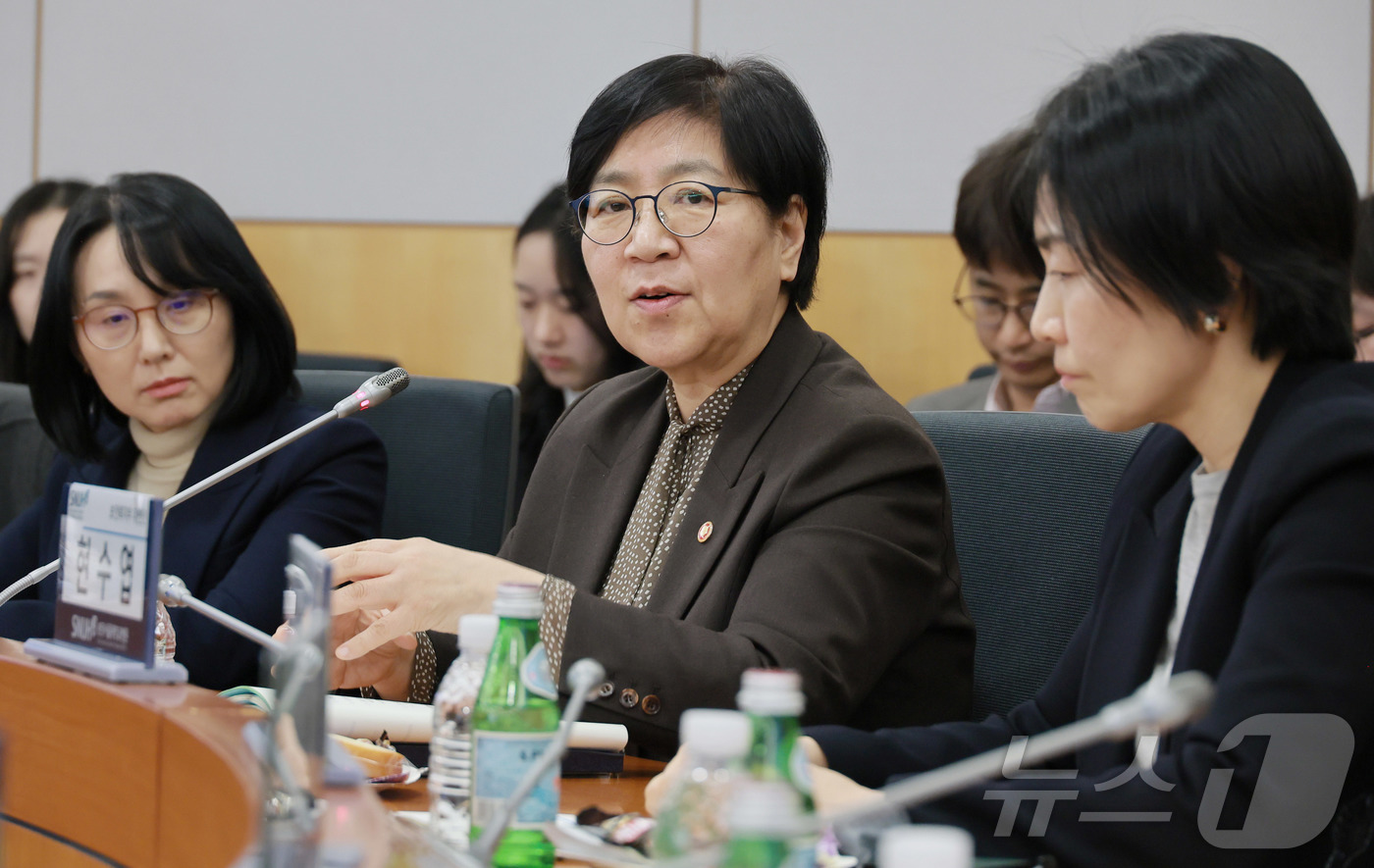 (서울=뉴스1) = 정은경 보건복지부 장관이 지난 17일 오후 분당서울대학교병원 대회의실에서 열린 공공의료 AX 구현을 위한 정책간담회에서 발언을 하고 있다. (보건복지부 제공. …