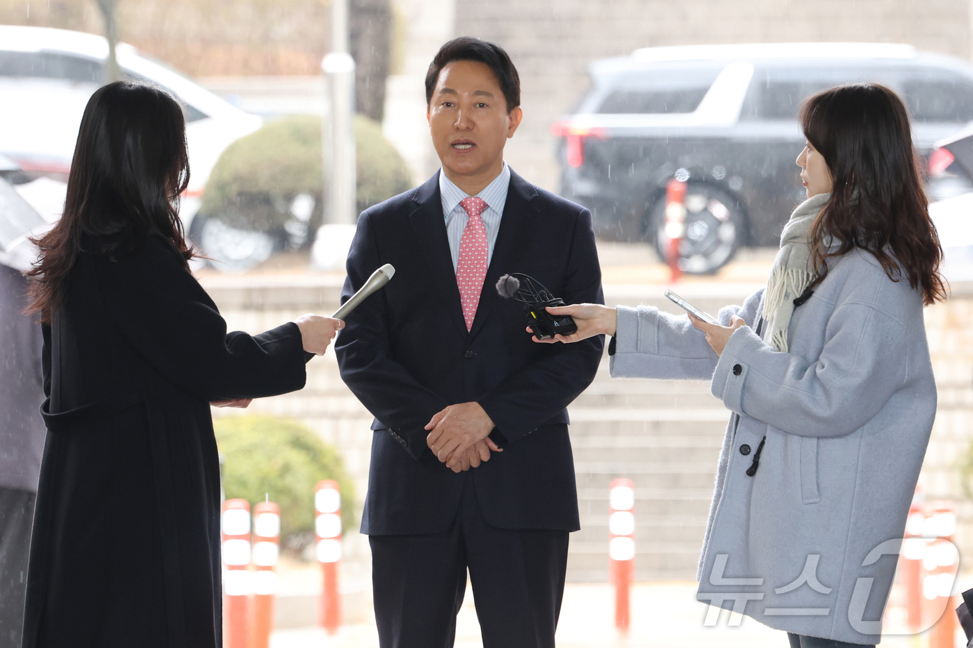 (서울=뉴스1) 김민지 기자 = 정치자금법 위반 혐의로 기소된 오세훈 서울시장이 18일 오전 서울시 서초구 서울중앙지방법원에서 열린 정치자금법위반 2차 공판에 출석하며 취재진 질의 …