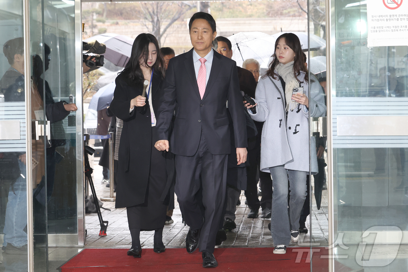 (서울=뉴스1) 김민지 기자 = 정치자금법 위반 혐의로 기소된 오세훈 서울시장이 18일 오전 서울시 서초구 서울중앙지방법원에서 열린 정치자금법위반 2차 공판에 출석하며 취재진 질의 …