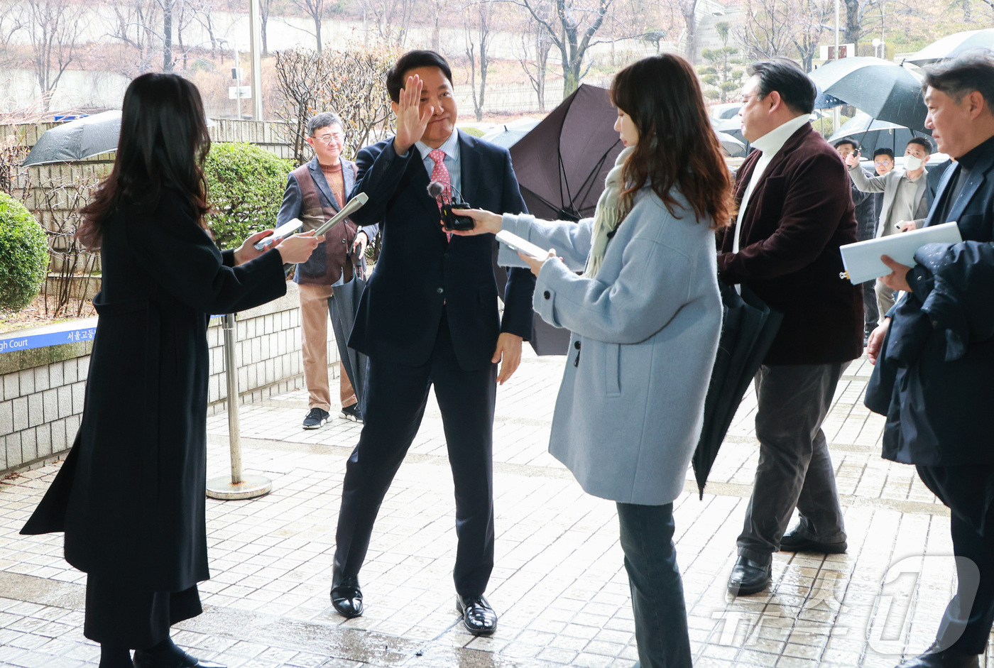 (서울=뉴스1) 김민지 기자 = 정치자금법 위반 혐의로 기소된 오세훈 서울시장이 18일 오전 서울시 서초구 서울중앙지방법원에서 열린 정치자금법위반 2차 공판에 출석하고 있다. (공 …