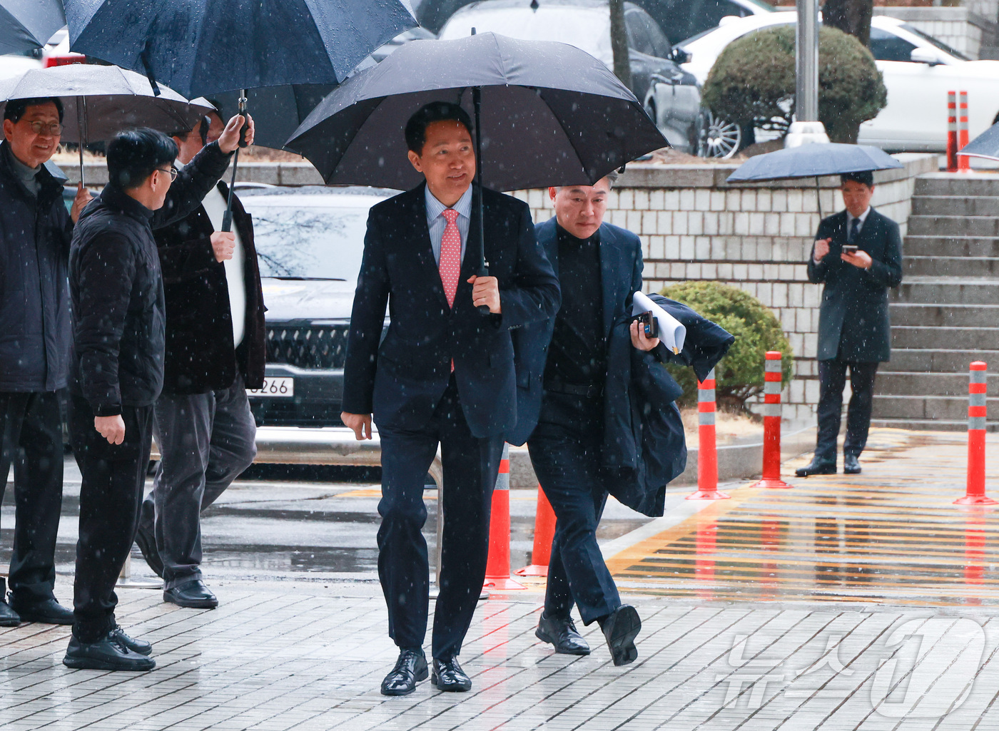 (서울=뉴스1) 김민지 기자 = 정치자금법 위반 혐의로 기소된 오세훈 서울시장이 18일 오전 서울시 서초구 서울중앙지방법원에서 열린 정치자금법위반 2차 공판에 출석하고 있다. (공 …