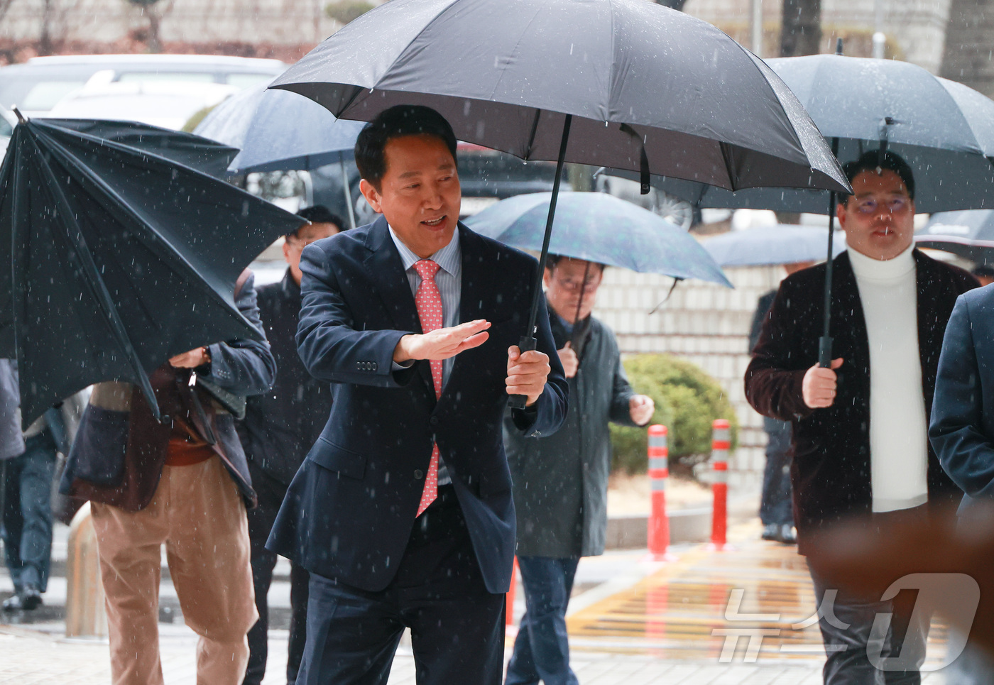 (서울=뉴스1) 김민지 기자 = 정치자금법 위반 혐의로 기소된 오세훈 서울시장이 18일 오전 서울시 서초구 서울중앙지방법원에서 열린 정치자금법위반 2차 공판에 출석하고 있다. (공 …