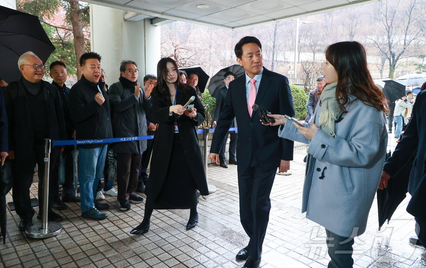 (서울=뉴스1) 김민지 기자 = 정치자금법 위반 혐의로 기소된 오세훈 서울시장이 18일 오전 서울시 서초구 서울중앙지방법원에서 열린 정치자금법위반 2차 공판에 출석하고 있다. (공 …