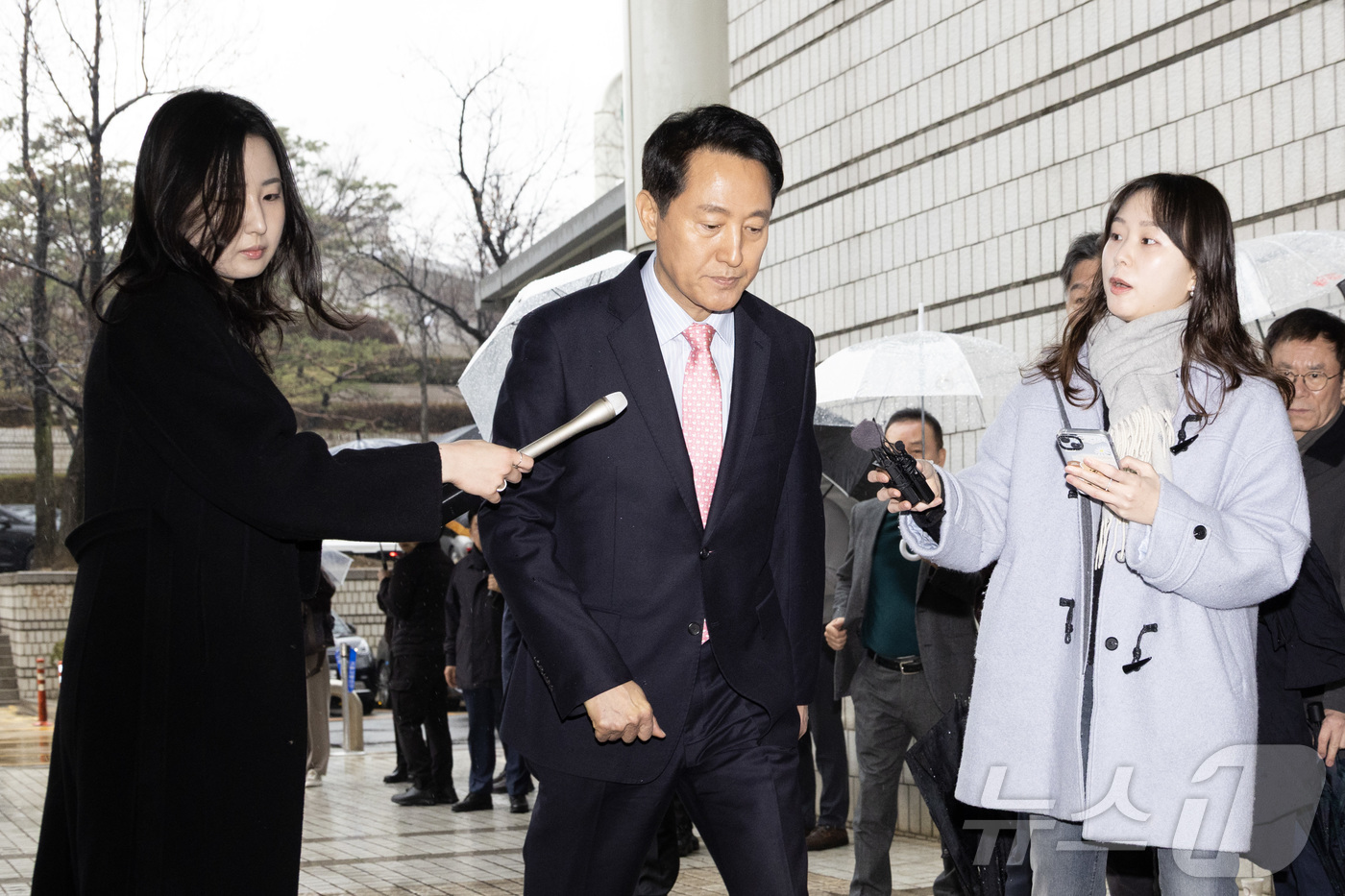 (서울=뉴스1) 김민지 기자 = 정치자금법 위반 혐의로 기소된 오세훈 서울시장이 18일 오전 서울시 서초구 서울중앙지방법원에서 열린 정치자금법위반 2차 공판에 출석하며 취재진 질의 …