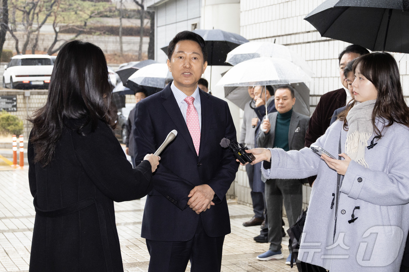 (서울=뉴스1) 김민지 기자 = 정치자금법 위반 혐의로 기소된 오세훈 서울시장이 18일 오전 서울시 서초구 서울중앙지방법원에서 열린 정치자금법위반 2차 공판에 출석하며 취재진 질의 …